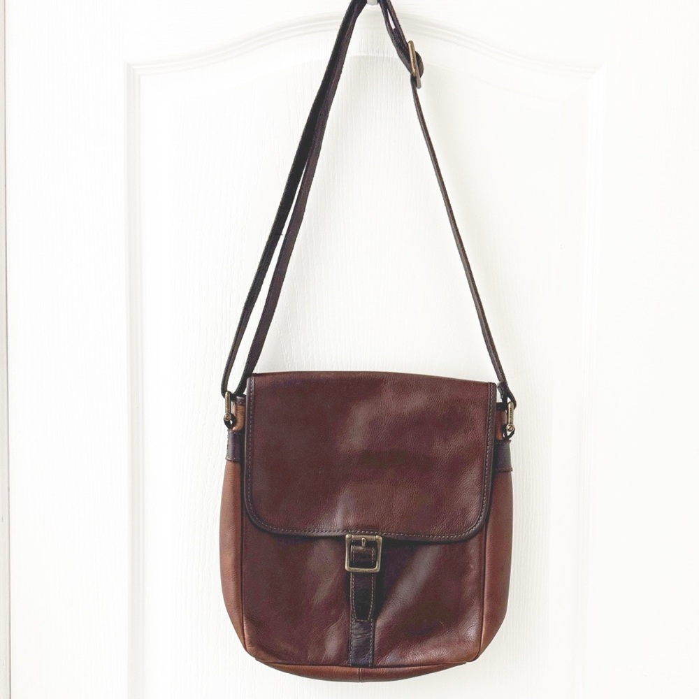 Fossil Brown Leather cross-body messenger bag with a flap closure Distressed